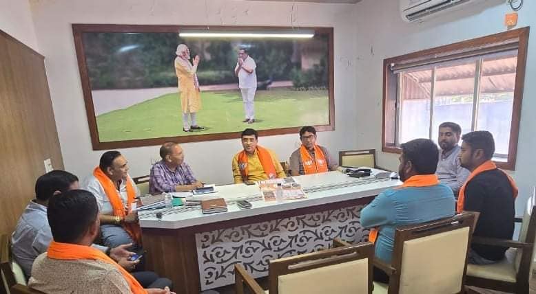 તા.૩૦-૦૩-૨૦૨૪ ના રોજ ૨૩-બારડોલી લોકસભા ચૂંટણી મધ્યસ્થ કાર્યાલય ખાતે લોકસભા અને જીલ્લાના મુખ્ય આગેવાનોની બેઠક યોજાઈ હતી. આ બેઠકમાં ઉપસ્થિત રહીને આગામી સમયમાં પક્ષ દ્વારા આવનારા વિવિધ કાર્યક્રમોનું આયોજન અને વિવિધ પ્રકારની વ્યવસ્થાના સંદર્ભમાં પરામર્શ કર્યો હતો.